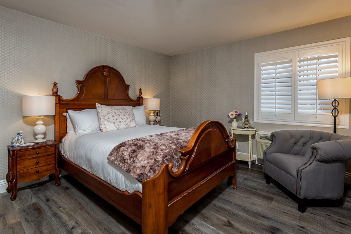 Egyptian cotton sheets, premium bedding, down comforters, pillowtop beds