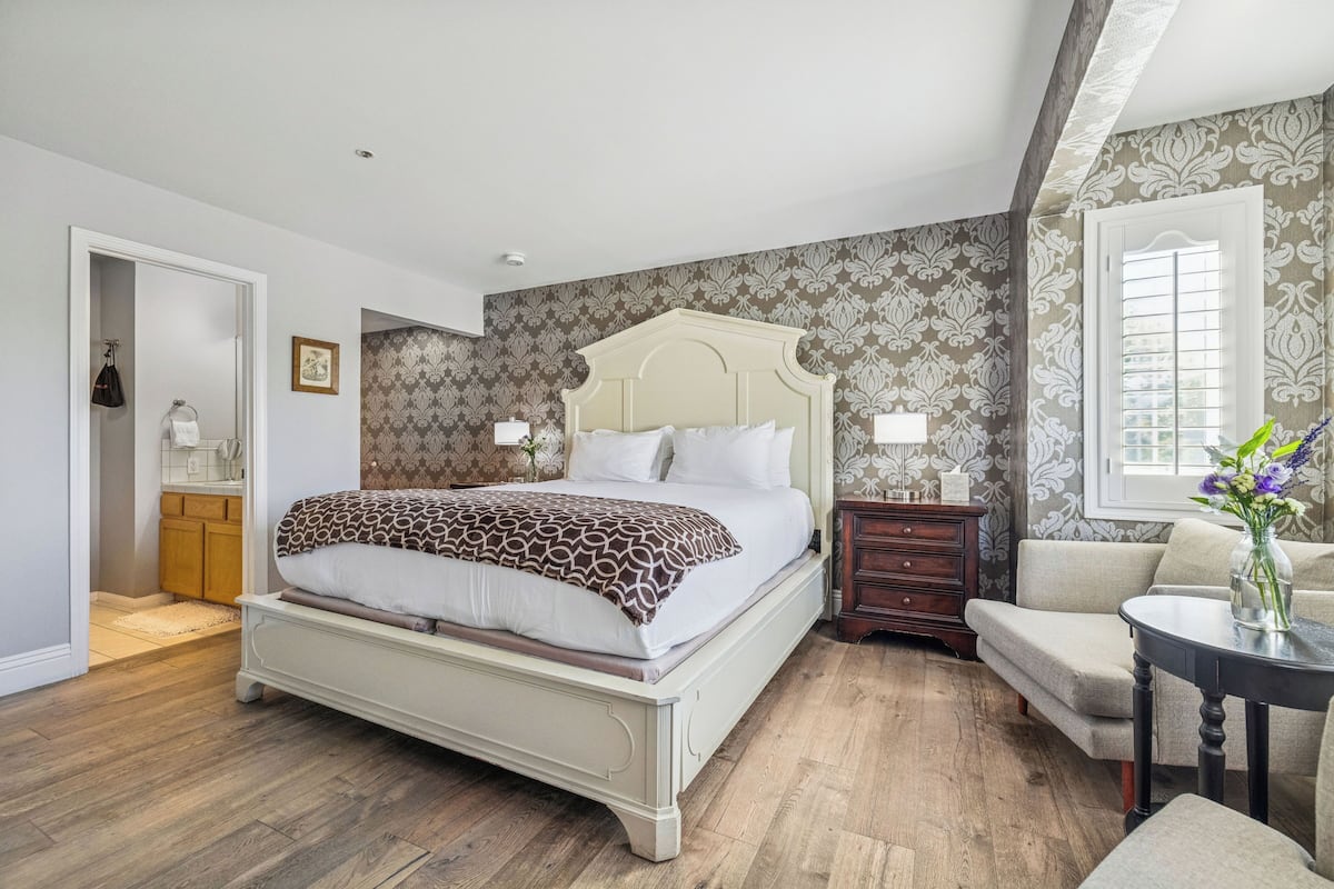 Deluxe Double Room (Room 03 - DELUXE KING) | Egyptian cotton sheets, premium bedding, down comforters, pillowtop beds