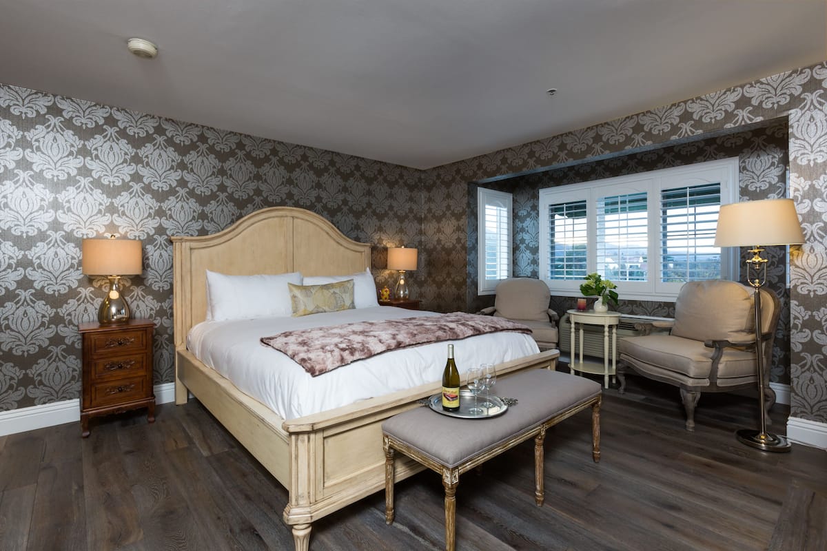 Egyptian cotton sheets, premium bedding, down comforters, pillowtop beds