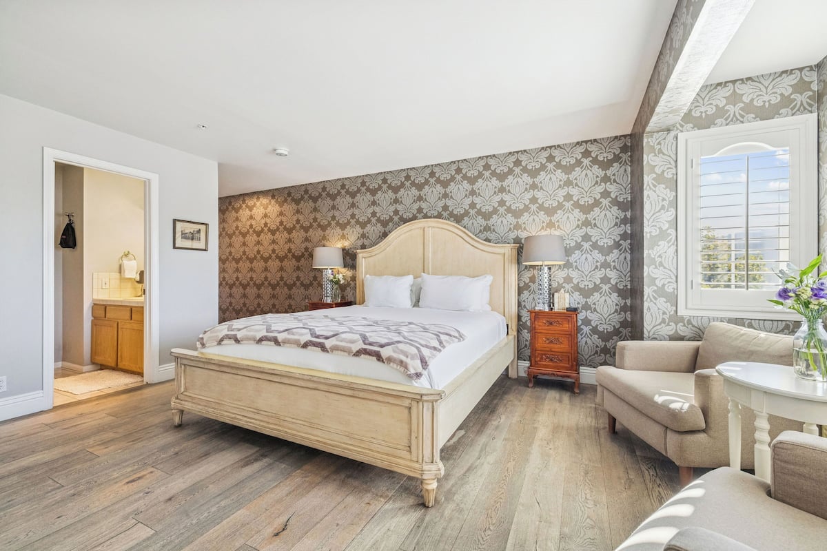 Deluxe Double Room (Room 08 - DELUXE KING) | Cadar kapas Mesir, peralatan tempat tidur premium, gebar bulu kapas