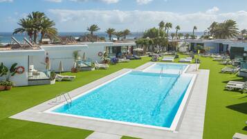 2 hồ bơi ngoài trời, dù/ô trên bãi biển/hồ bơi, ghế dài tắm nắng