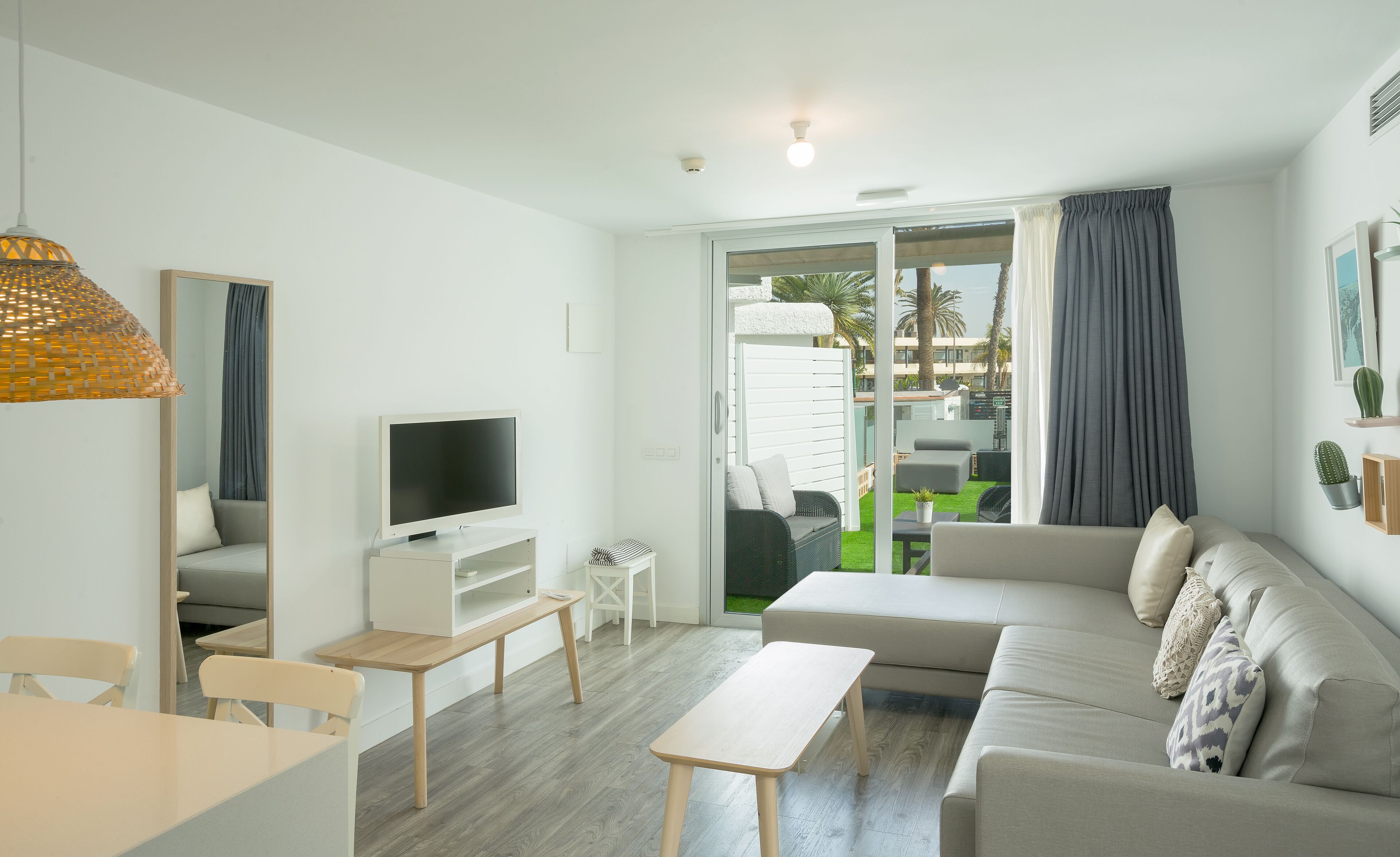 Leilighet – premium | Oppholdsområde | En 50-tommers smart-TV med Parabol-TV samt TV