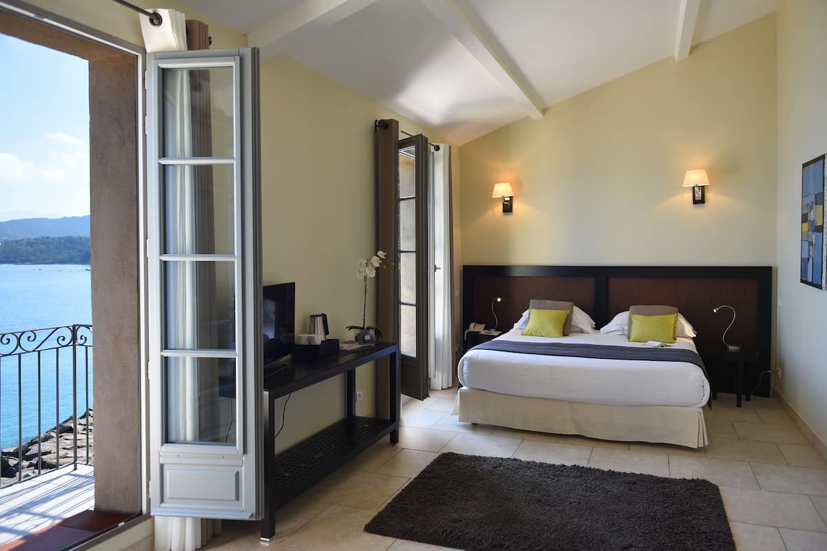 deluxe suite, 1 king bed with sofa bed, sea view | hypo-allergenic bedding, minibar, in-room safe, desk