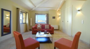 Suite – superior, 1 kingsize-seng med sovesofa, byutsikt | Allergitestet sengetøy, minibar, safe på rommet og skrivebord