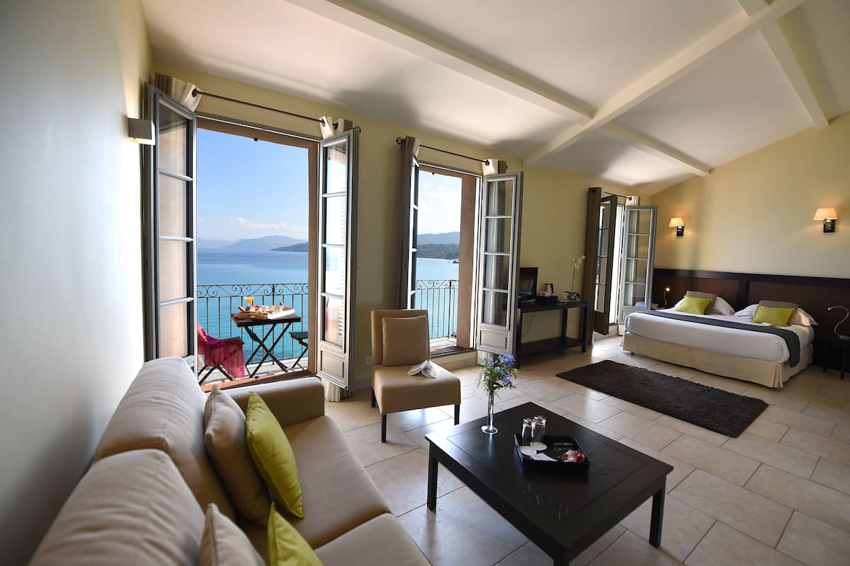 Deluxe Suite, 1 King Bed with Sofa bed, Sea View | Hypo-allergenic bedding, minibar, in-room safe, desk