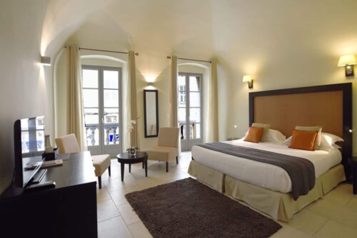 superior junior | hypo-allergenic bedding, minibar, in-room safe, desk