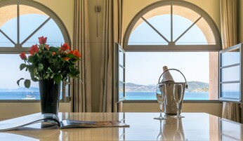 Suíte, 1 cama King e sofá-cama, vista para o mar | Vista para praia/oceano