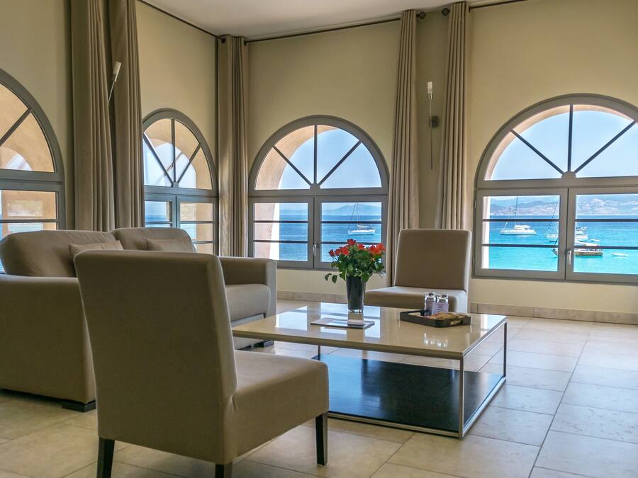 Suite Prestige Sea View | Living room | 66-cm LCD TV with satellite channels, TV, books