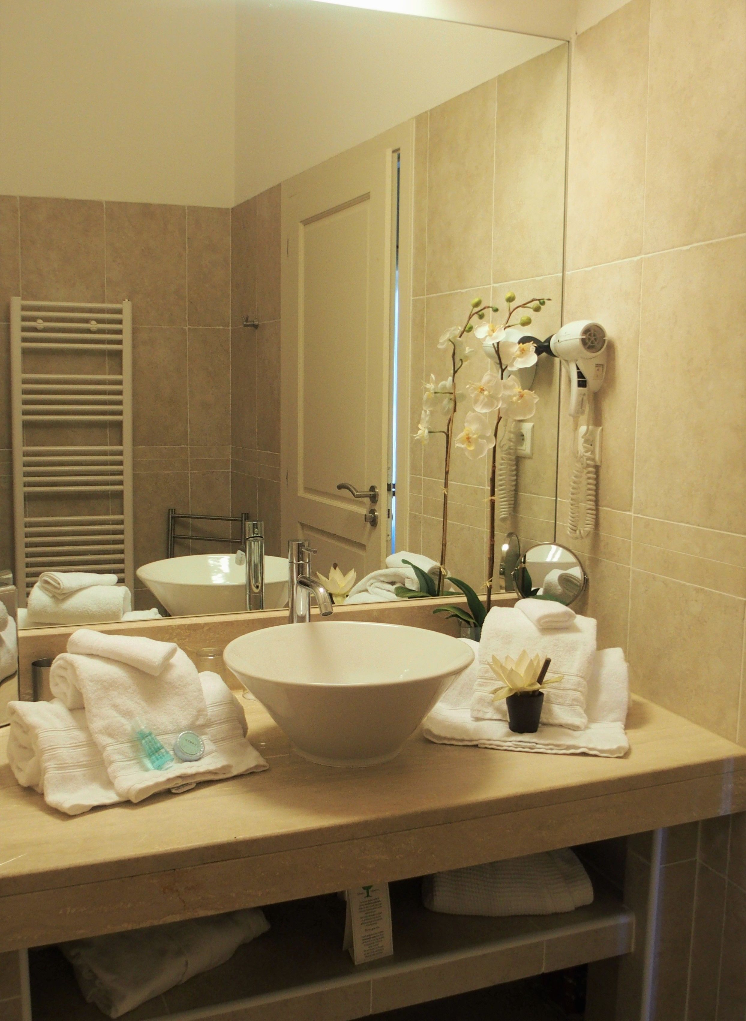 deluxe suite, sea view, ground floor | bathroom | designer toiletries, hair dryer, bathrobes, slippers