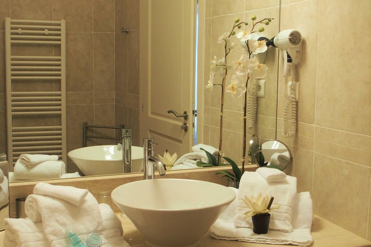 deluxe suite, sea view, ground floor | bathroom | designer toiletries, hair dryer, bathrobes, slippers