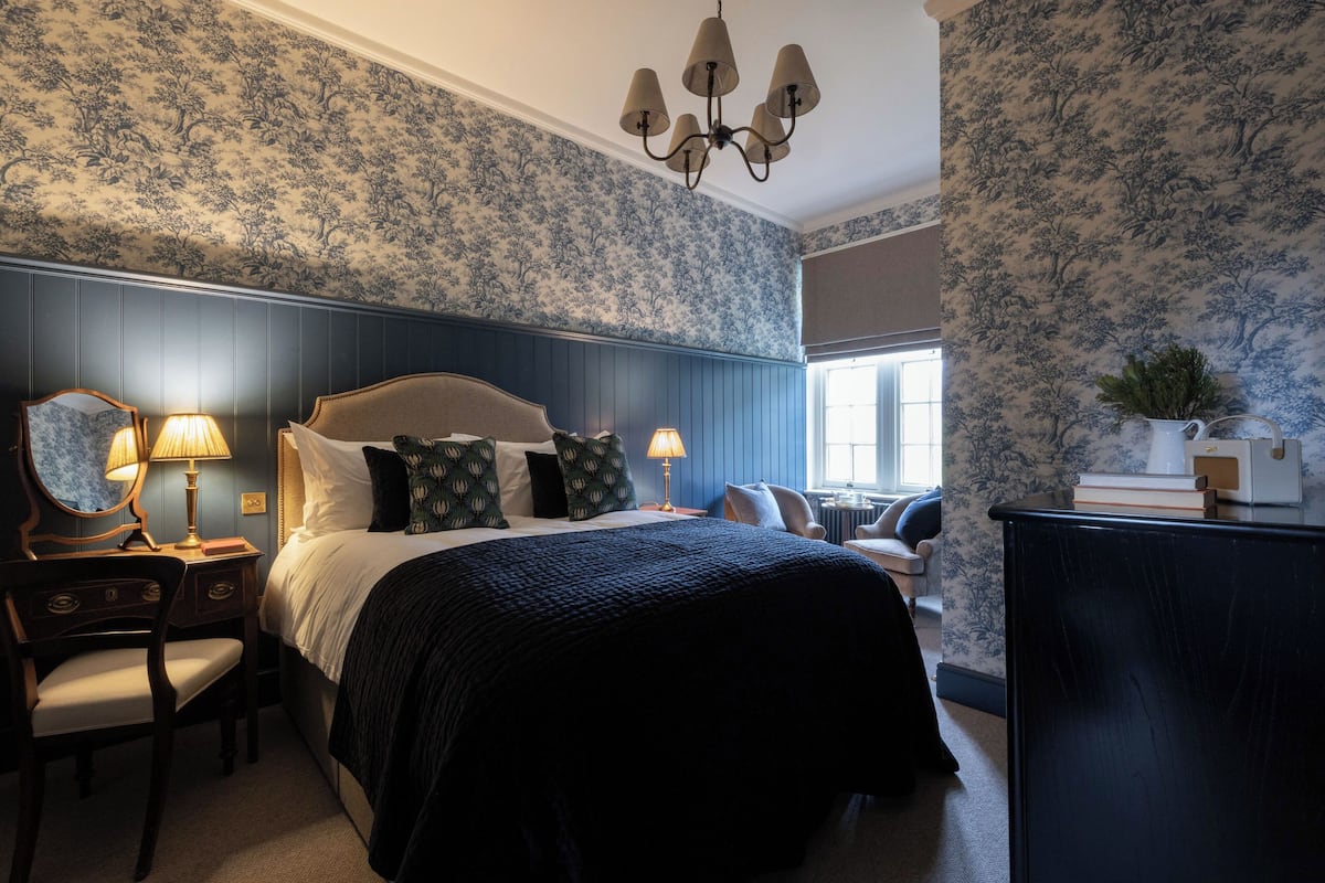 Classic Double or Twin Room | Select Comfort beds, desk, iron/ironing board, free WiFi