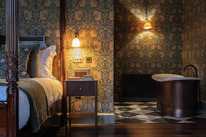 Colchones Select Comfort, escritorio y tabla de planchar con plancha