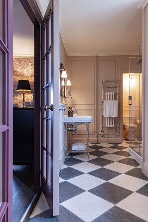 Superior Suite | Bathroom | Combined shower/tub, free toiletries, hair dryer, towels