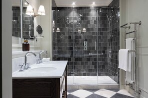 Junior Suite | Bathroom | Combined shower/tub, free toiletries, hair dryer, towels