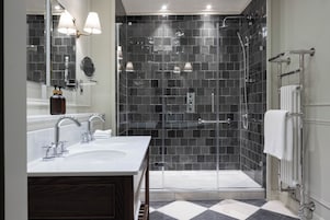 Bañera con ducha, artículos de tocador gratuitos, secador de pelo