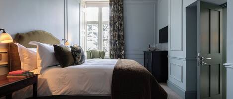 Camas Select Comfort, escritorio y tabla de planchar con plancha