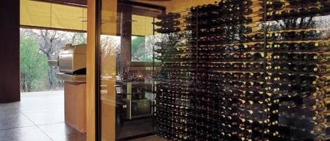 Una bodega con gran cantidad de botellas de vino organizadas en estanterías.