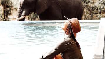 สระว่ายน้ำกลางแจ้ง