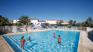 Una piscina al aire libre de temporada