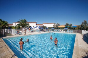 Een seizoensgebonden buitenzwembad