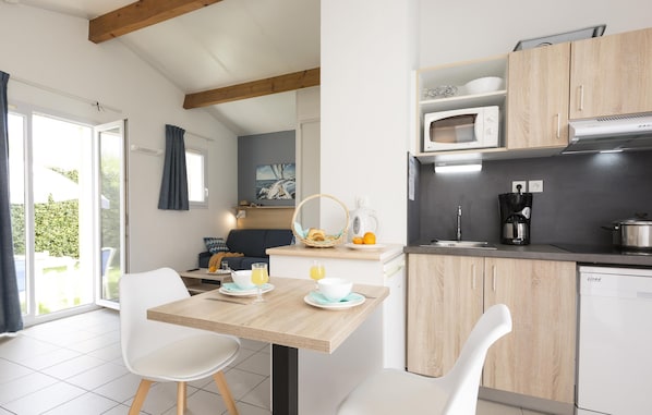 Studio | Woonruimte | Een 1-inch televisie met digitale zenders