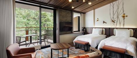 Donsdekens, een kluis op de kamer, een bureau, verduisterende gordijnen