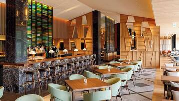 3 restaurantes, se sirven desayunos, comidas, cenas y cocina japonesa