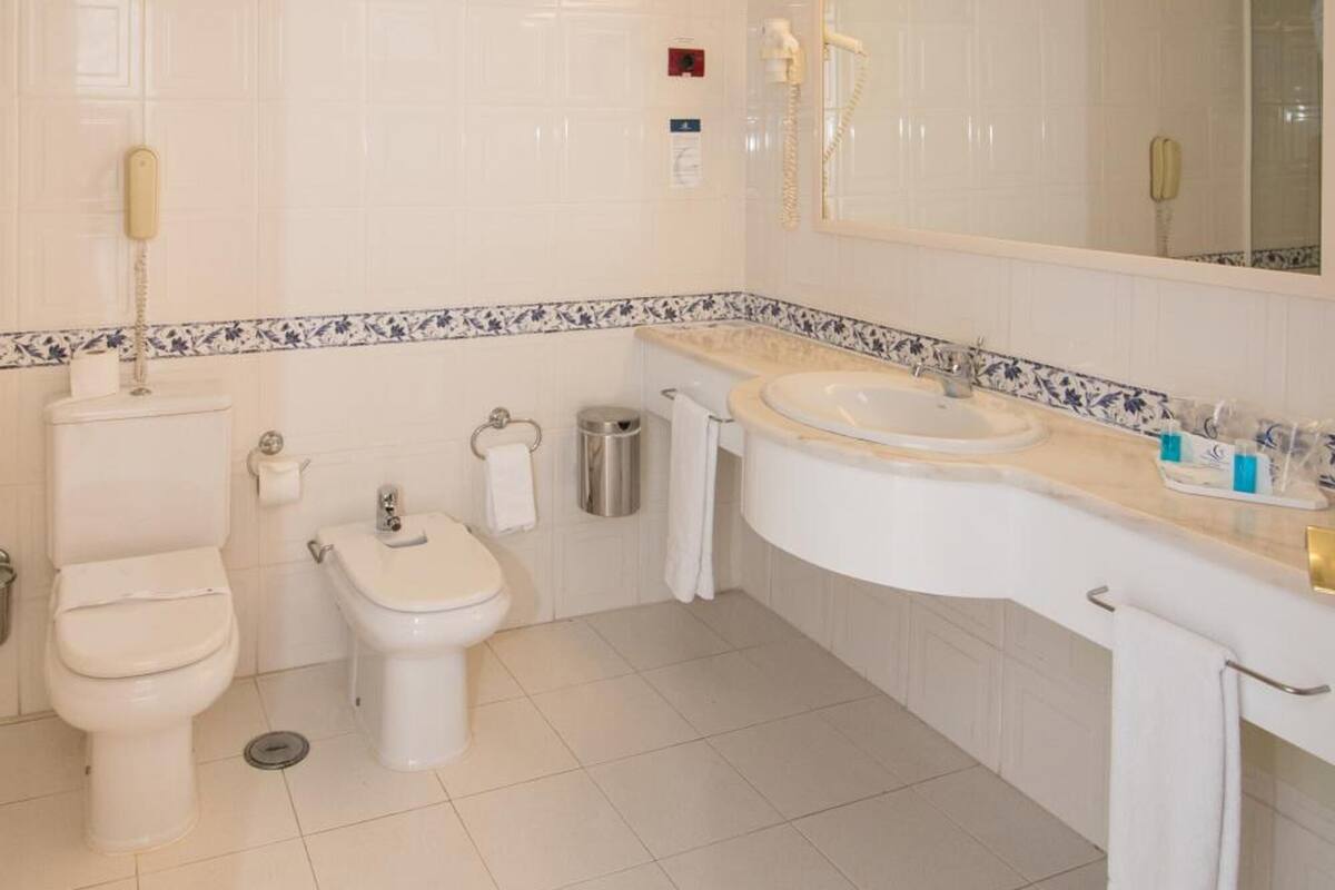 bathtub, hair dryer, towels