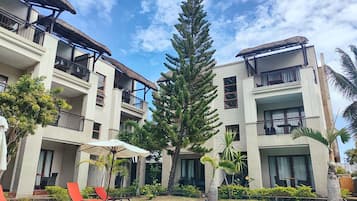 Piscina externa, guarda-sóis