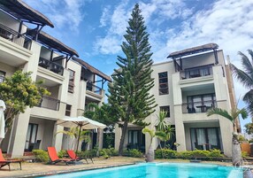 Una piscina al aire libre, sombrillas