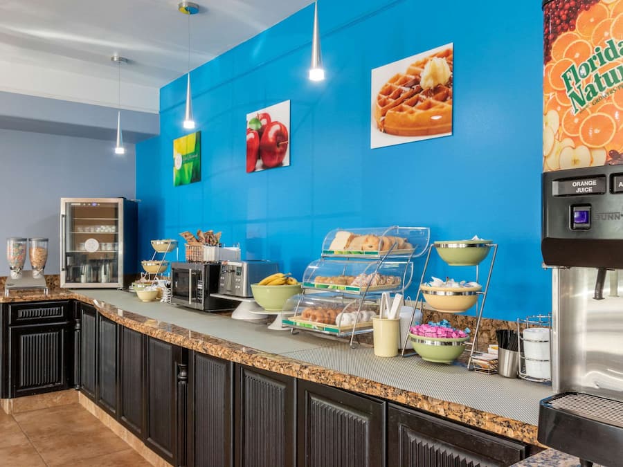 Free daily continental breakfast