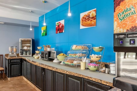 Free daily continental breakfast . Quality Inn & Suites at The Outlets Mercedes/Weslaco