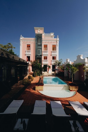 Outdoor pool, pool umbrellas, sun loungers