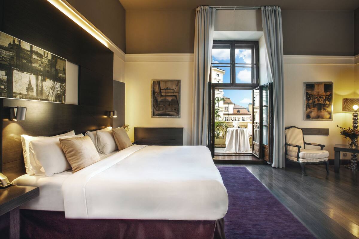 Deluxe Double Room, City View | Hypo-allergenic bedding available, Select Comfort beds, minibar