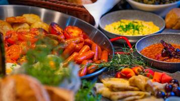 Desayuno buffet diario (EUR 20 por persona)