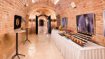 2 restaurantes; se sirve desayuno, almuerzo y cena; cocina internacional