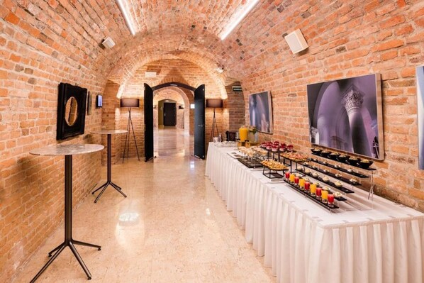 2 restaurants, breakfast, lunch, dinner served; international cuisine 