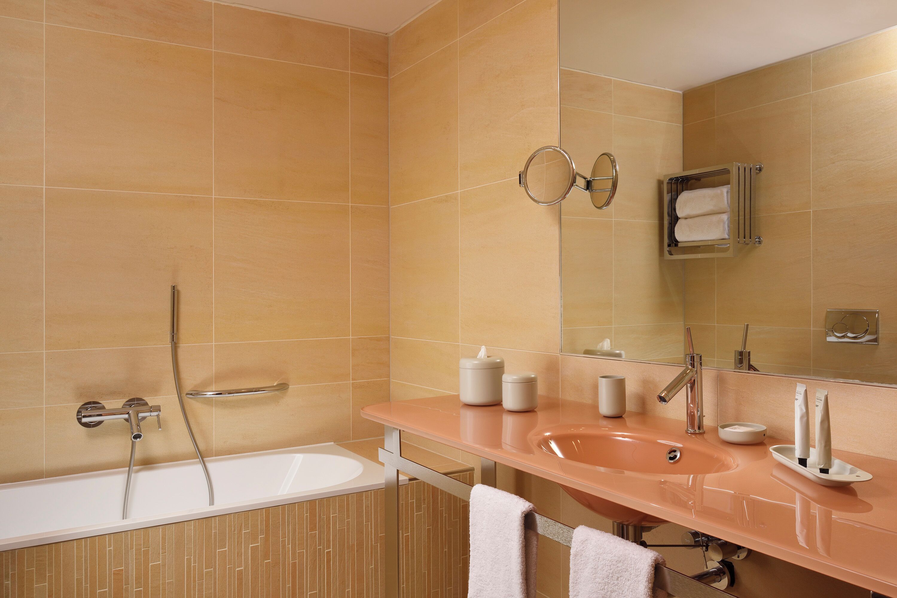 Une salle de bain avec une baignoire, un lavabo et un miroir.