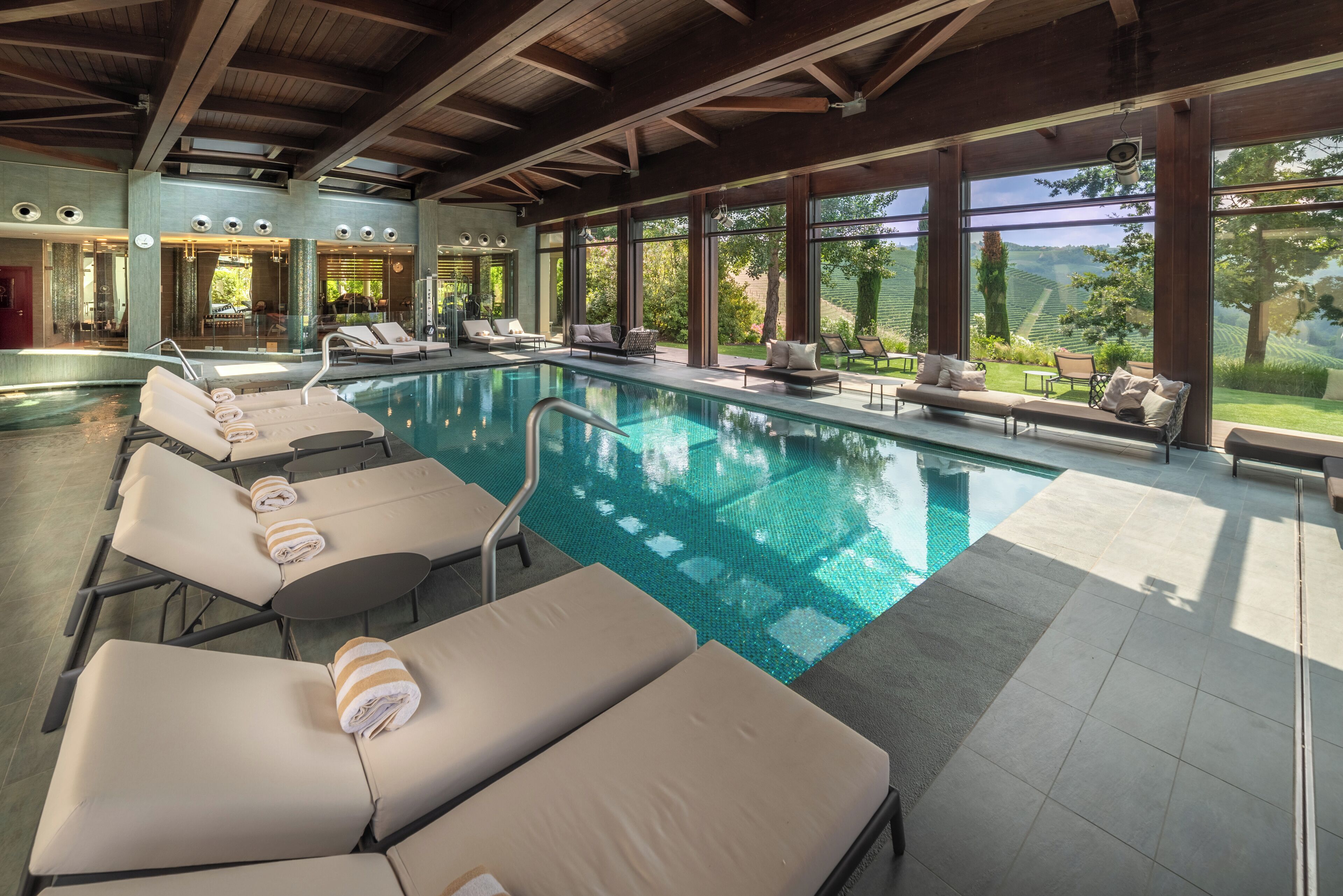 Alberca techada y camastros 