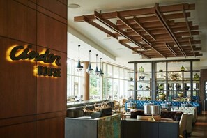 Petit déjeuner, déjeuner, dîner et brunch servis sur place