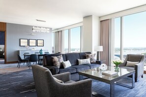 Luxury-Suite, 1 King-Bett, Nichtraucher | Wohnbereich | 42-Zoll-Plasmafernseher mit Kabelempfang, Fernseher, DVD-Player