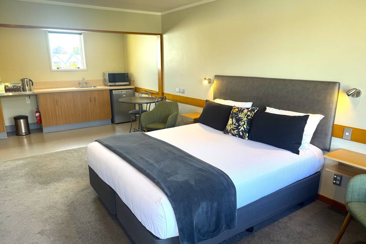Studio | Premium bedding, pillowtop beds, desk, laptop workspace