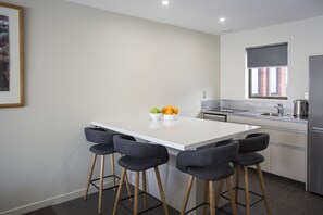 Fridge, microwave, stovetop, coffee/tea maker - Dunedin Motel and Villas (Dunedin)