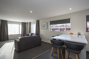 Apartamento, 3 quartos | Opções para refeição no quarto