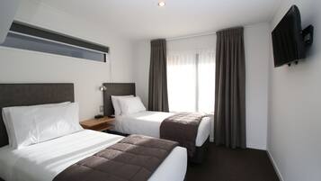 Apartment 3 Bedroom (F) | Premium bedding, pillowtop beds, desk, iron/ironing board