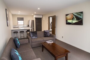 Apartment 3 Bedroom (F) | Living area