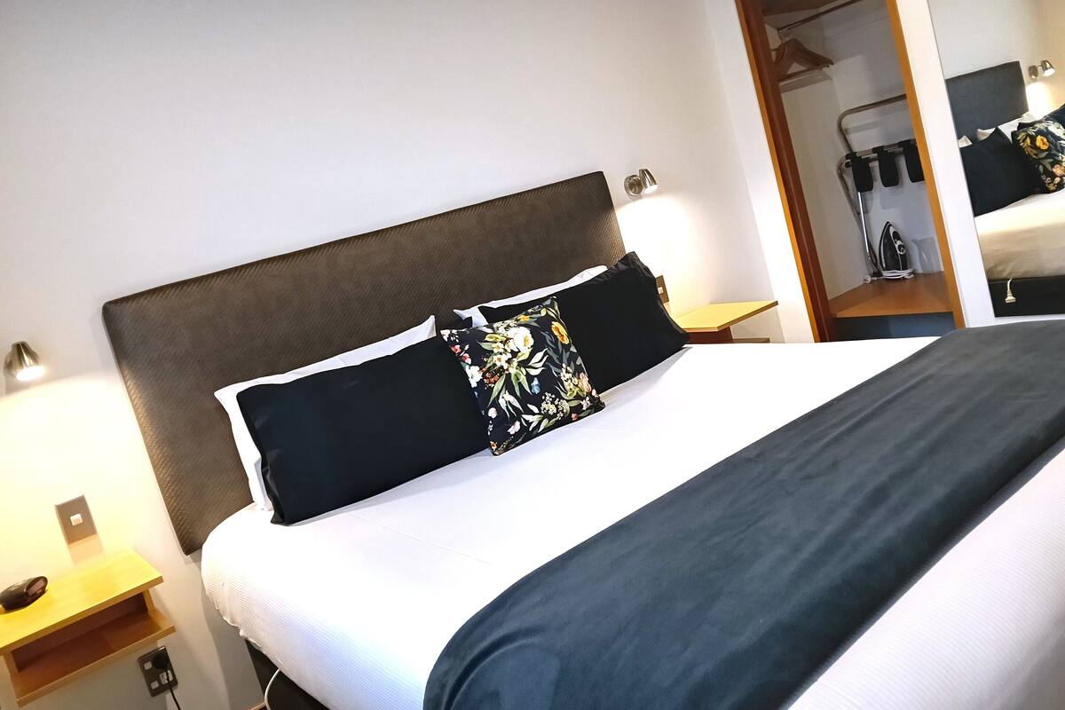 Comfort Apartment, 1 King Bed, Non Smoking | Premium bedding, pillowtop beds, desk, laptop workspace