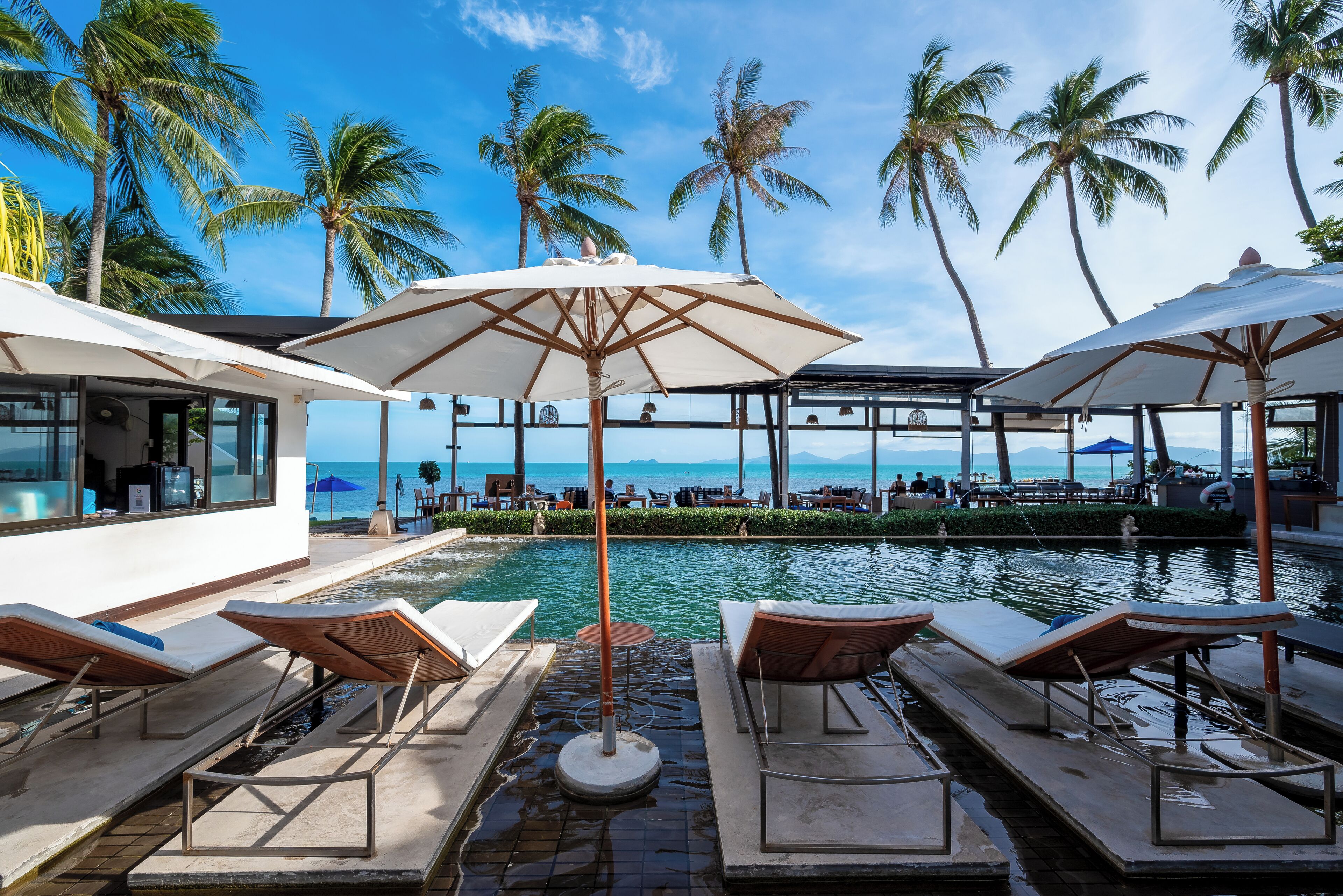 Una piscina al aire libre, tumbonas