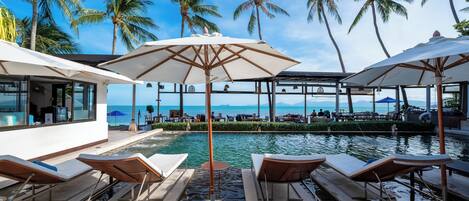 Outdoor pool, sun loungers