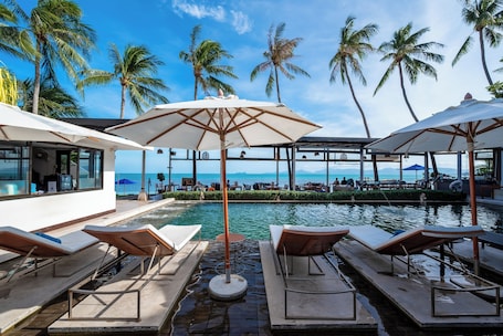 Piscina externa, espreguiƧadeiras